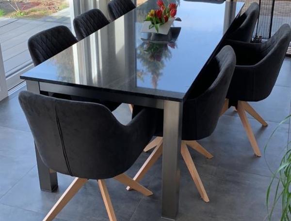 Esstisch aus Edelstahl und Granit