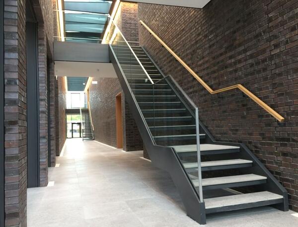 Stahltreppe + Ganzglasgeländer